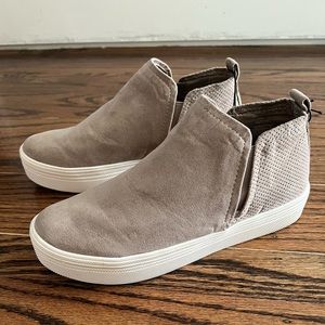 Unviersal thread EUC sneakers